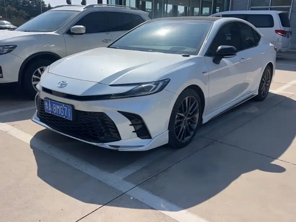 Toyota Camry — фото 1