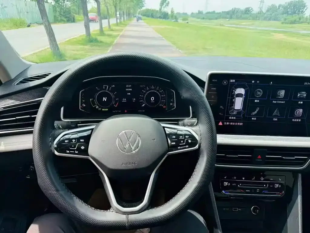Volkswagen Tiguan L PHEV — фото 3