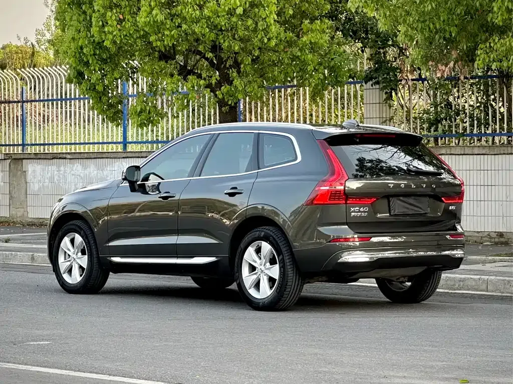 Volvo XC60 — фото 10