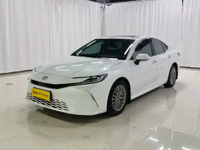 Toyota Camry — фото 1