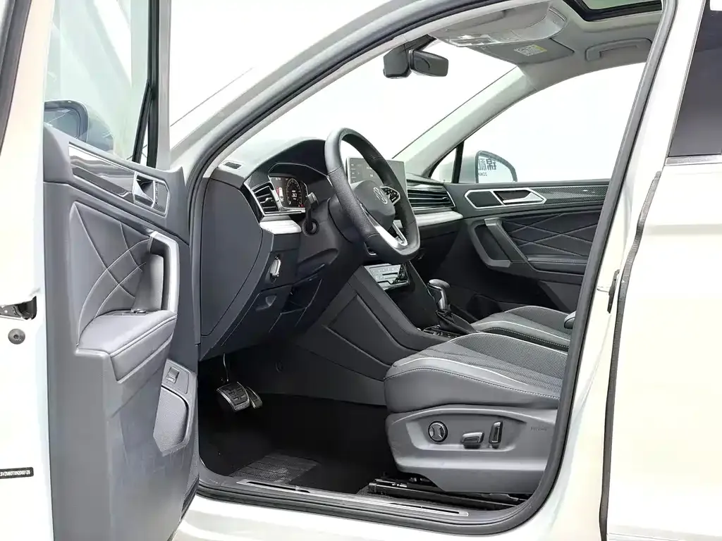 Volkswagen Tiguan L — фото 6