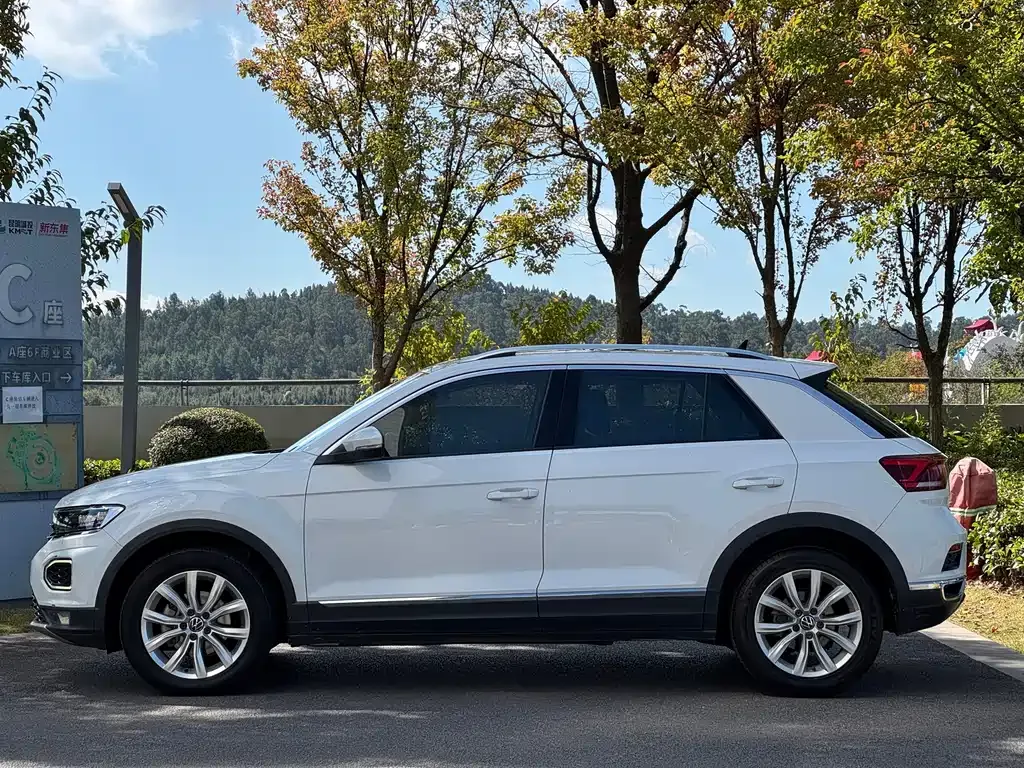Volkswagen T-Roc — фото 10