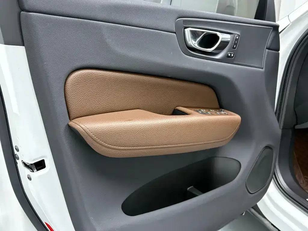 Volvo XC60 — фото 10