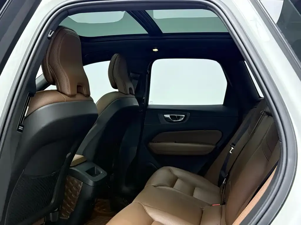 Volvo XC60 — фото 9