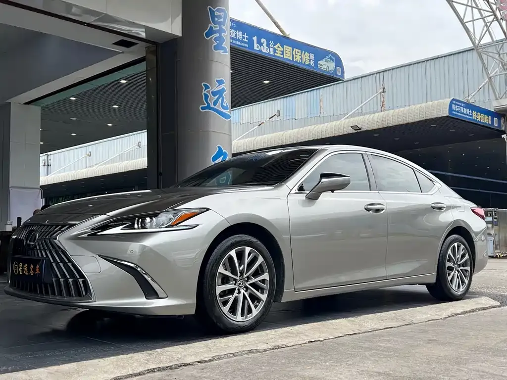 Lexus ES — фото 1
