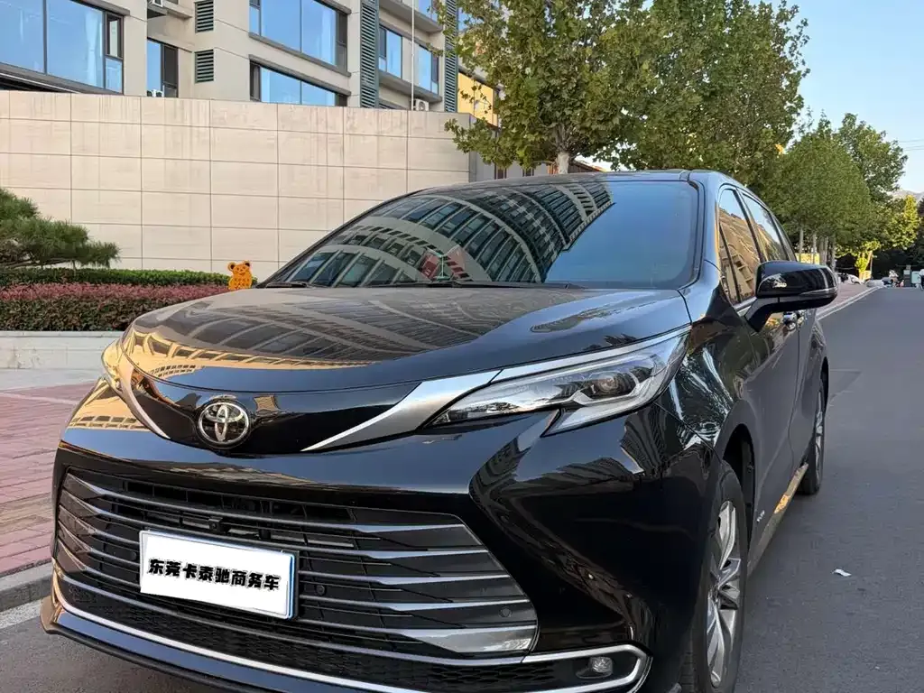 Toyota Sienna — фото 1