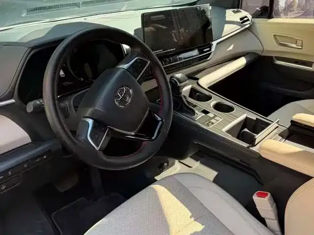 Toyota Sienna — фото 2