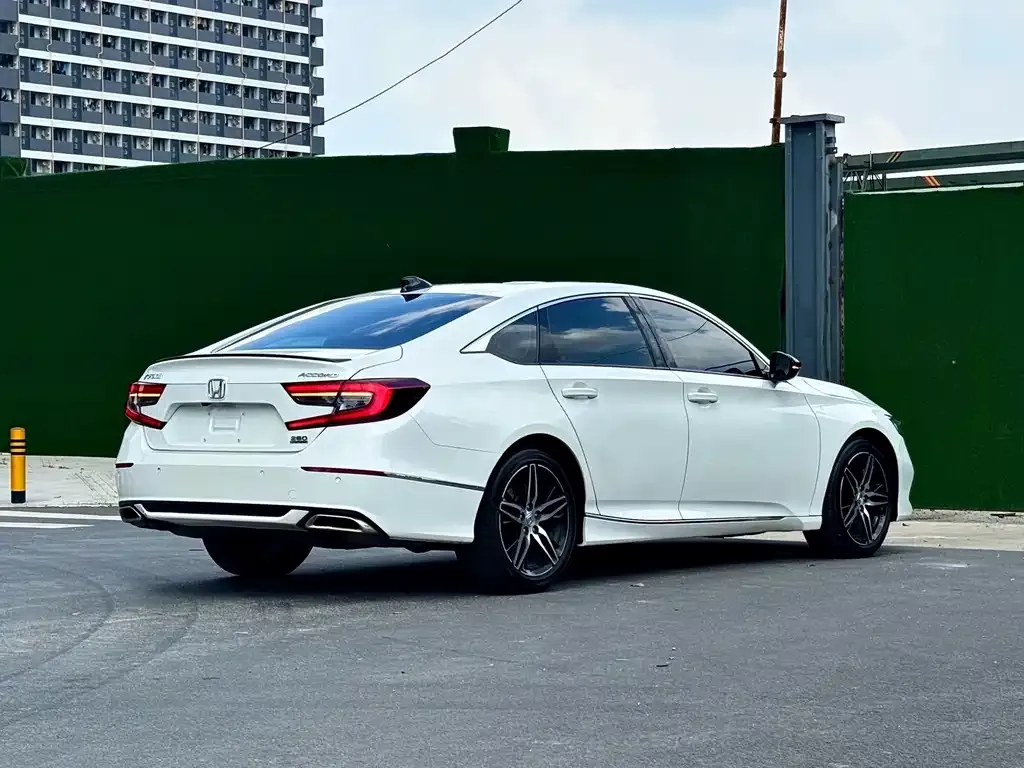 Honda Accord — фото 10