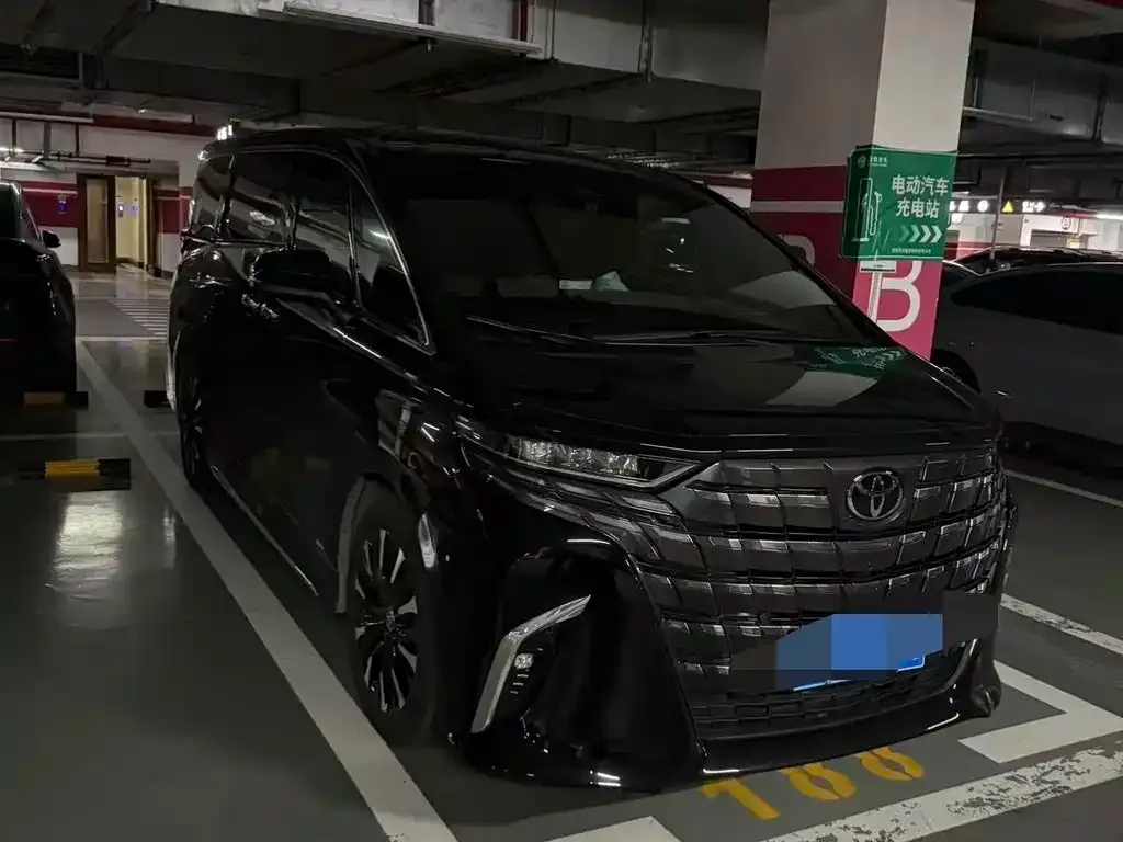 Toyota Alphard — фото 1