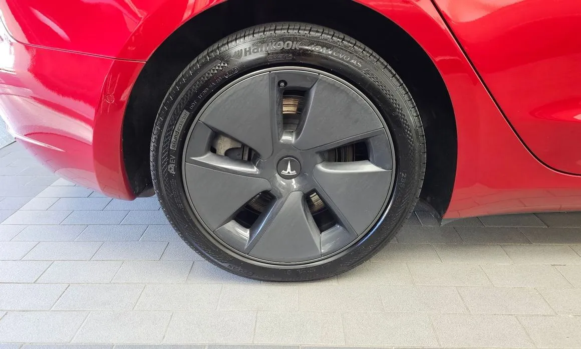 Tesla Model 3 — фото 10