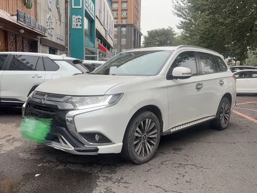 Mitsubishi Outlander — фото 1