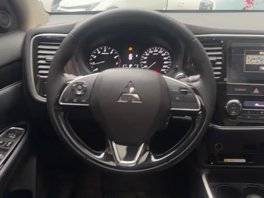 Mitsubishi Outlander — фото 2