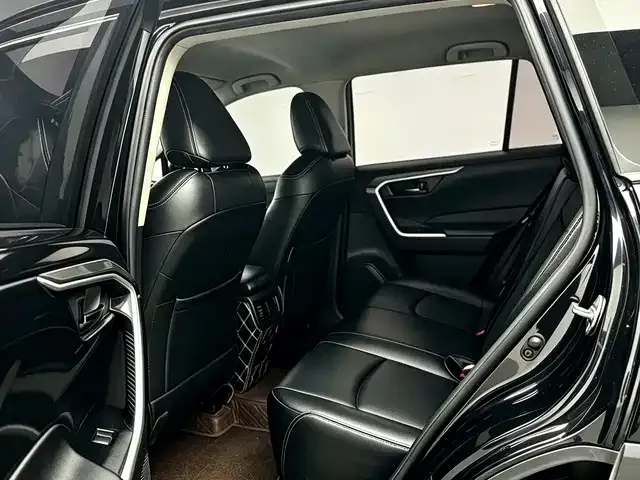 Toyota RAV4 — фото 9
