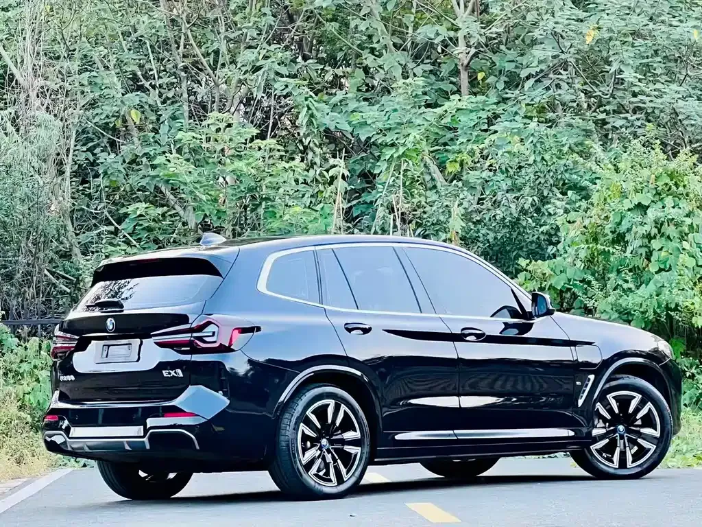 BMW iX3 — фото 8