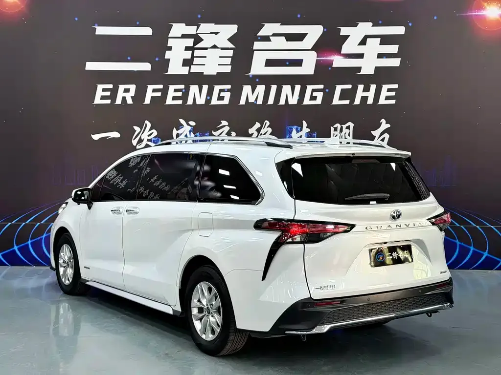 Toyota Granvia — фото 2