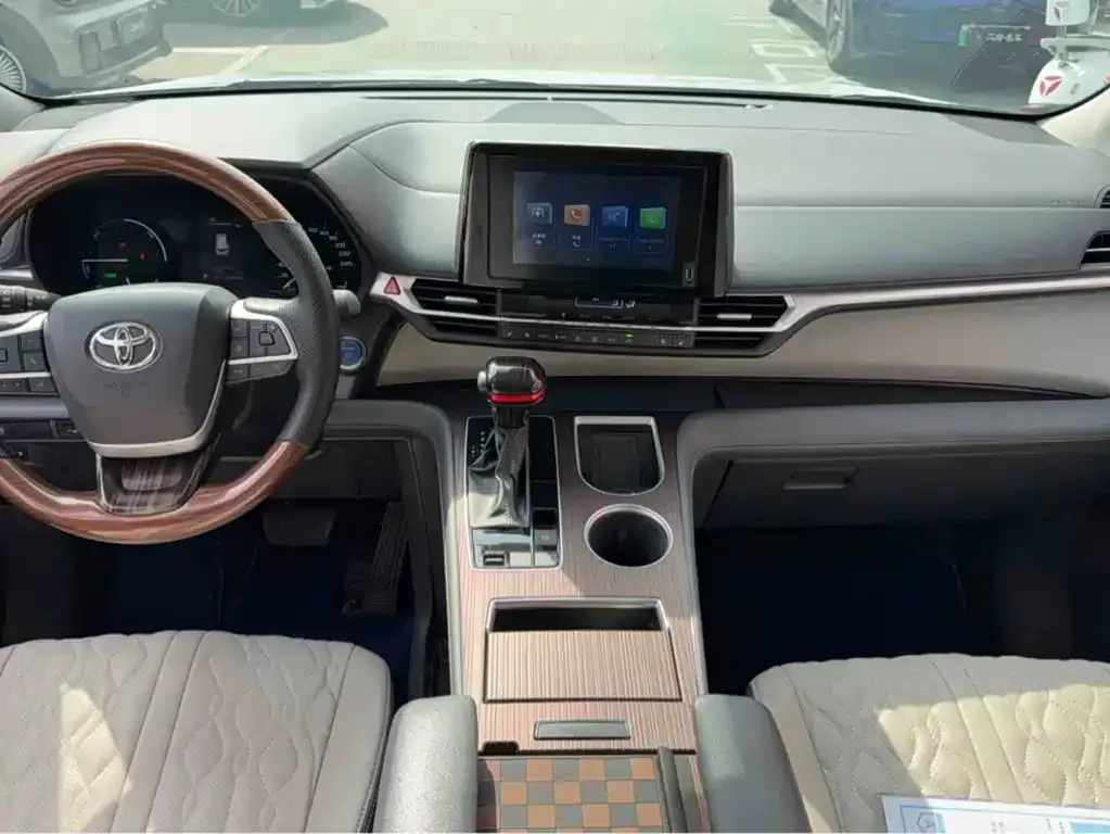 Toyota Granvia — фото 3