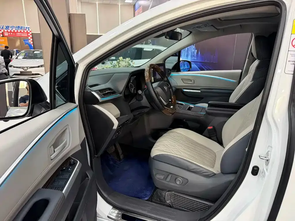 Toyota Granvia — фото 10