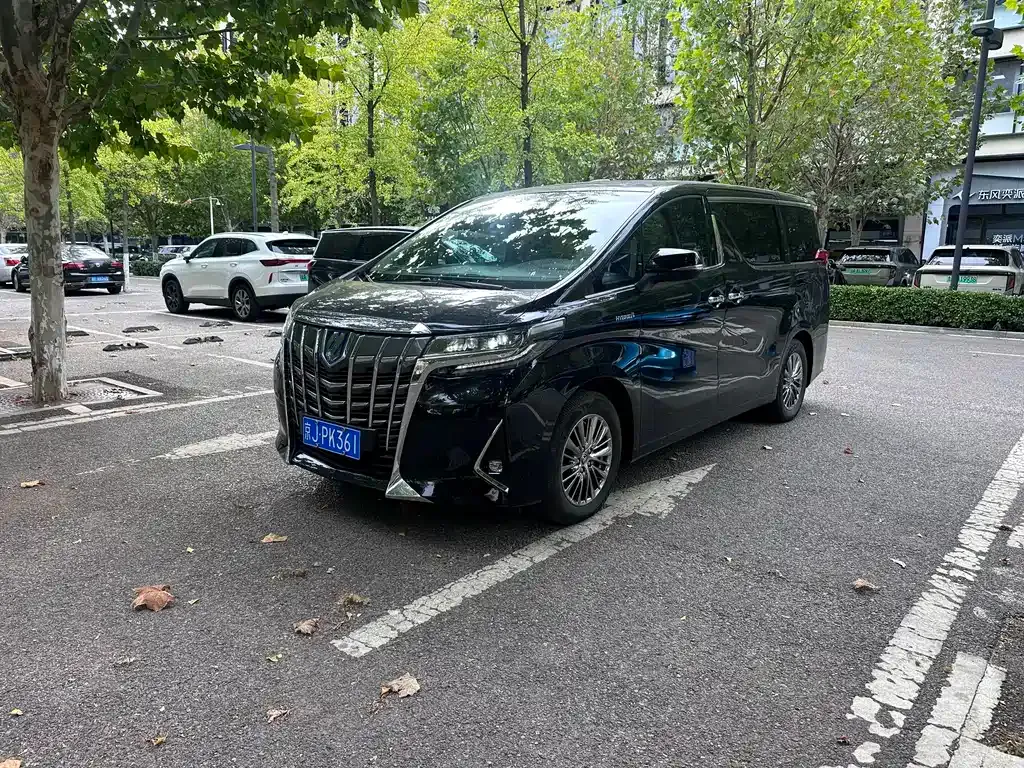 Toyota Alphard — фото 1