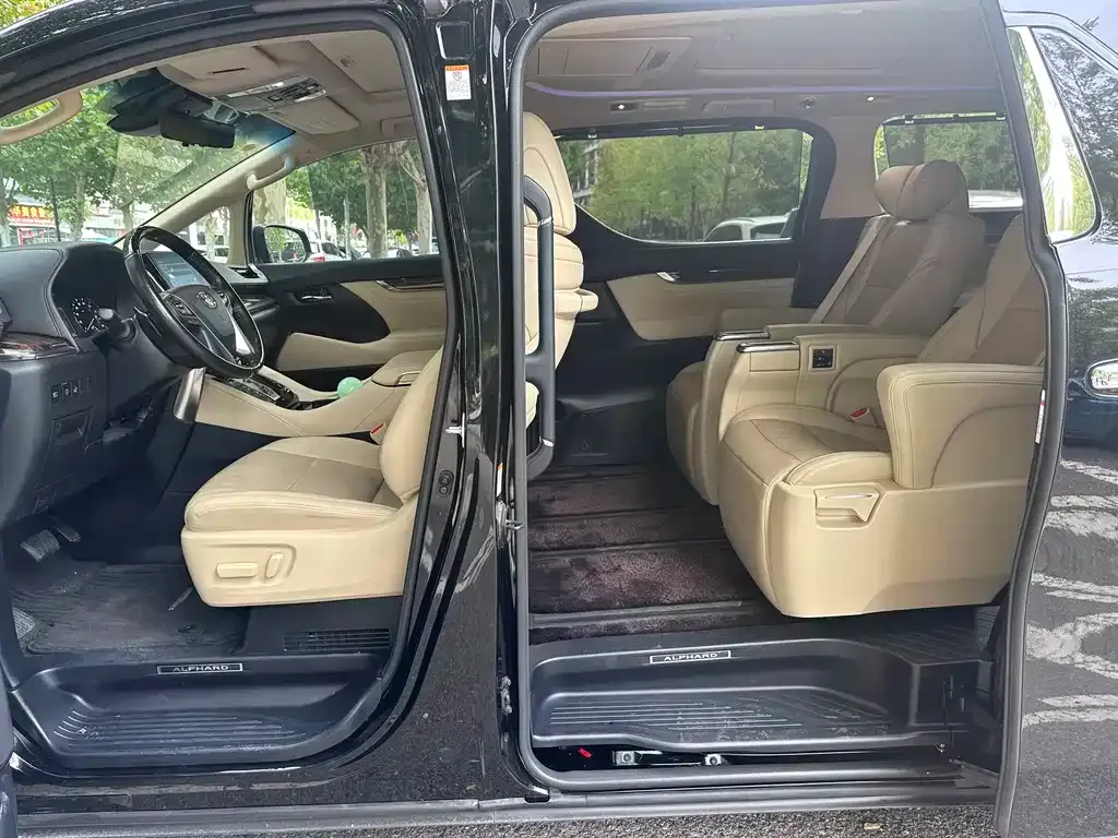 Toyota Alphard — фото 4