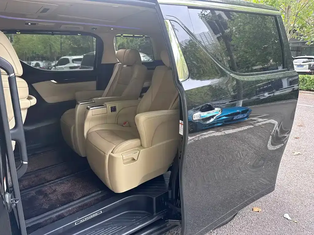 Toyota Alphard — фото 3