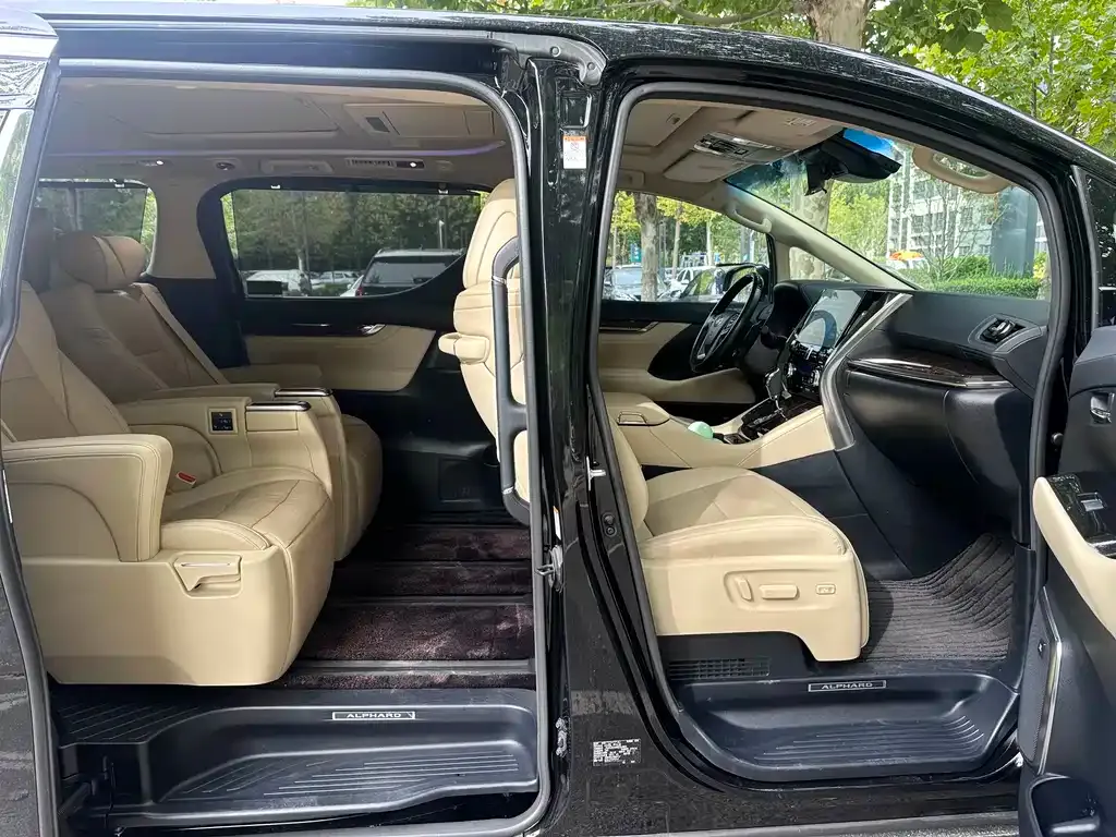 Toyota Alphard — фото 9