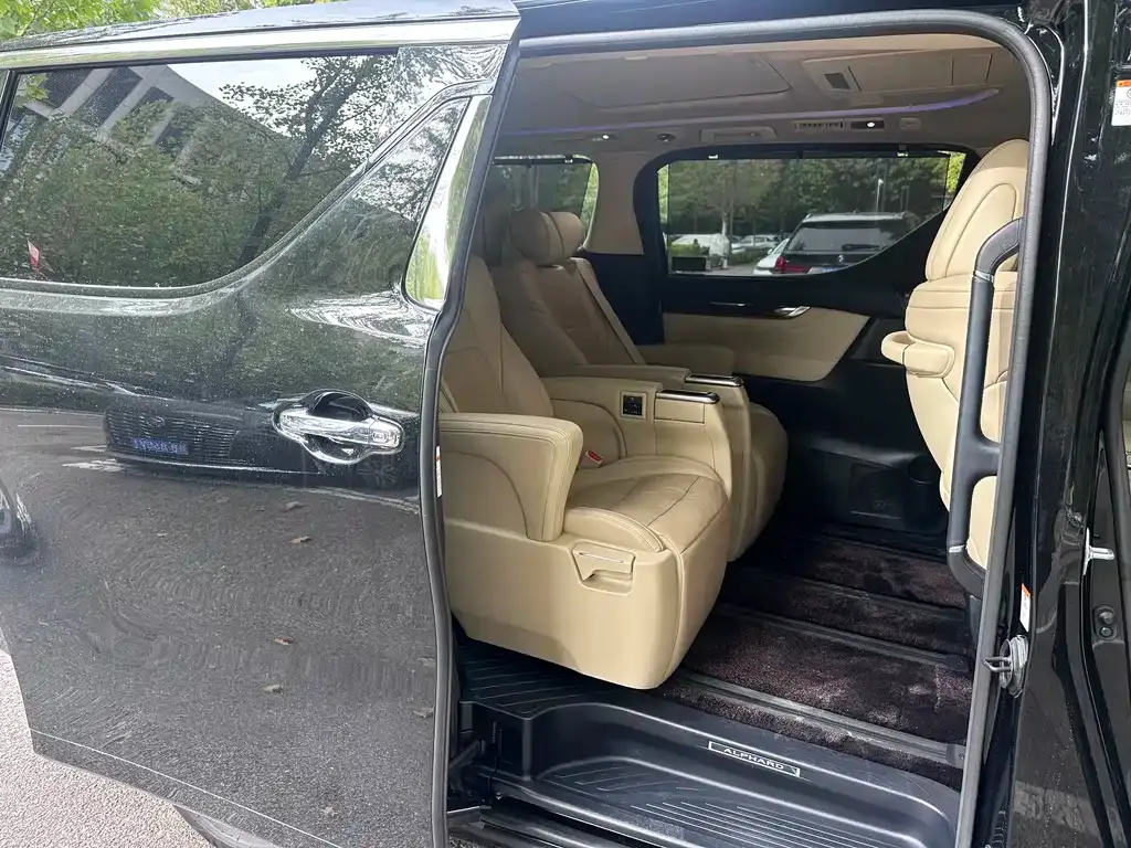 Toyota Alphard — фото 2