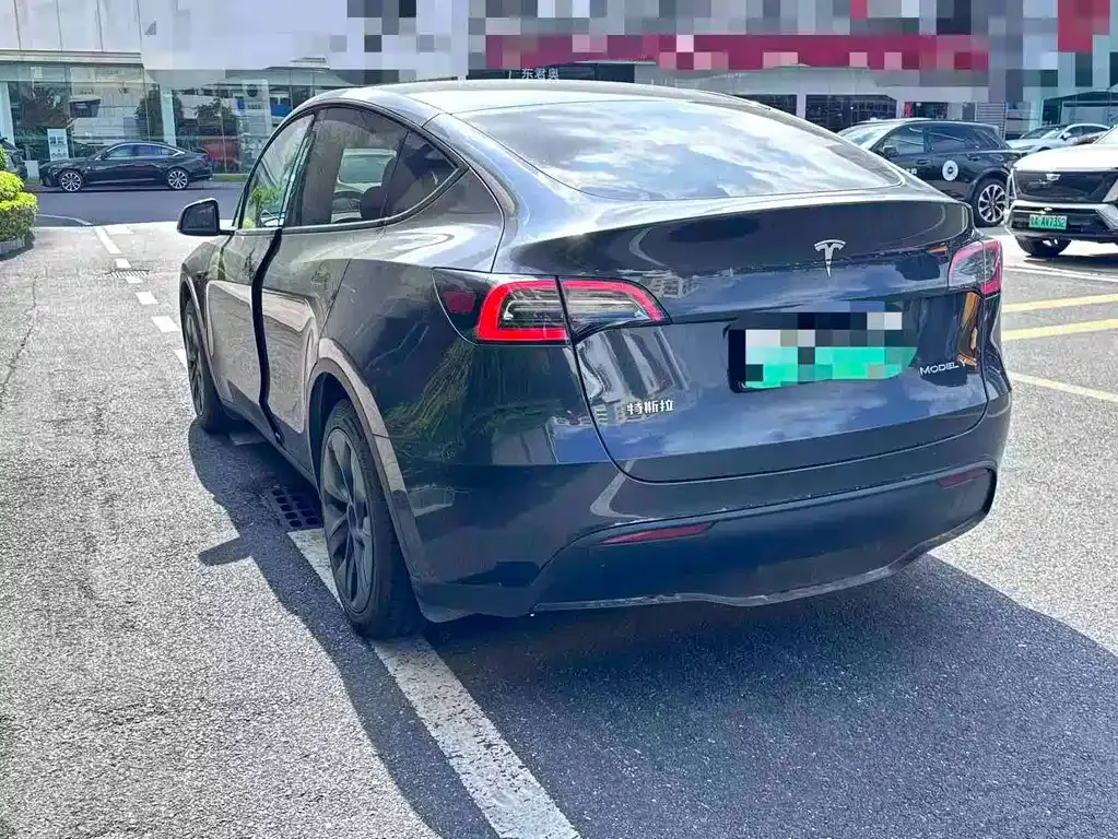 Tesla Model Y — фото 10