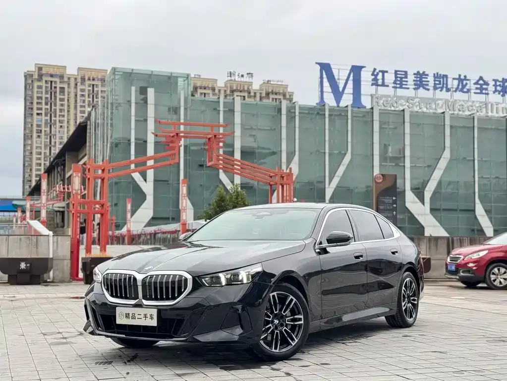 BMW 5 Series — фото 1