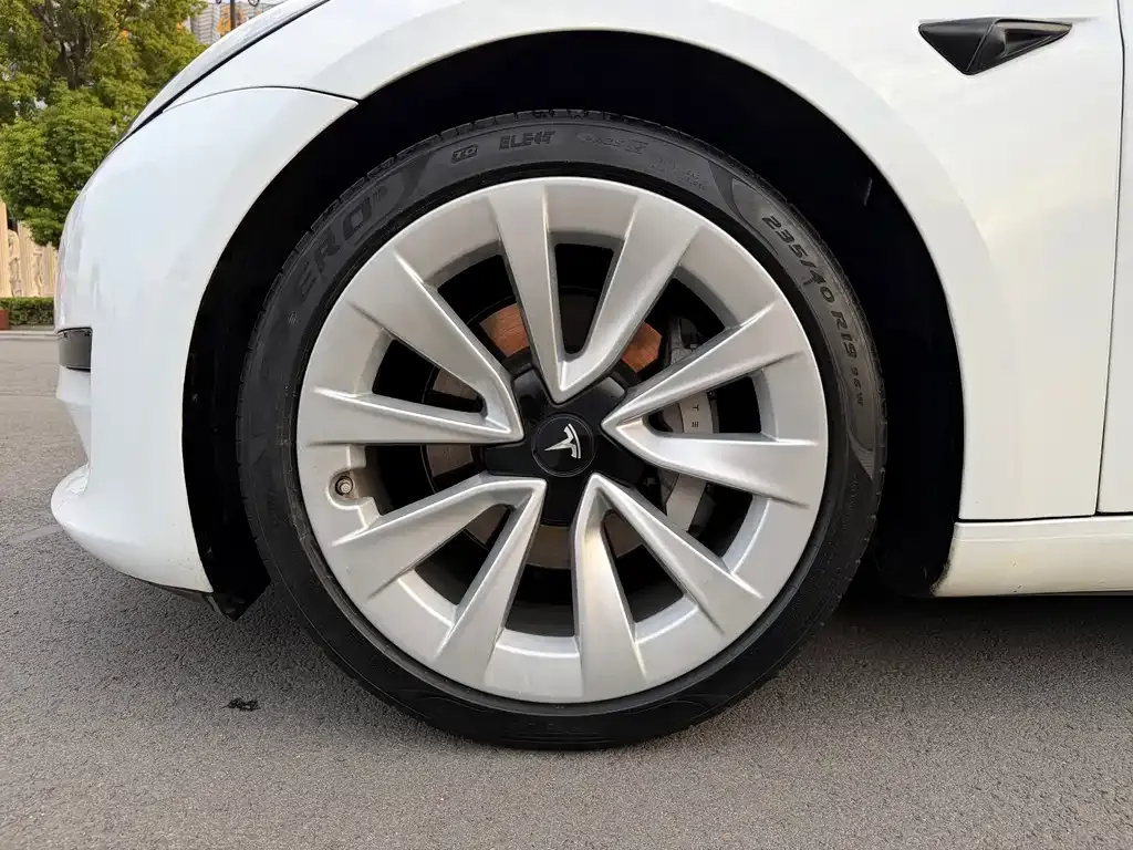 Tesla Model 3 — фото 4