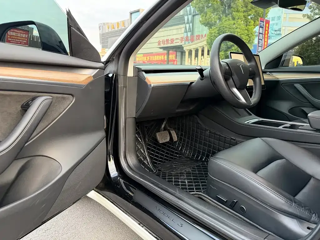 Tesla Model 3 — фото 5