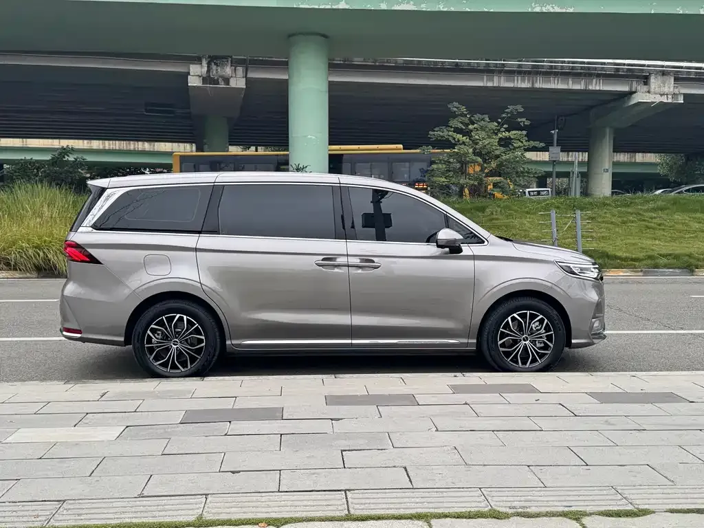 Roewe iMAX8 New Energy — фото 9