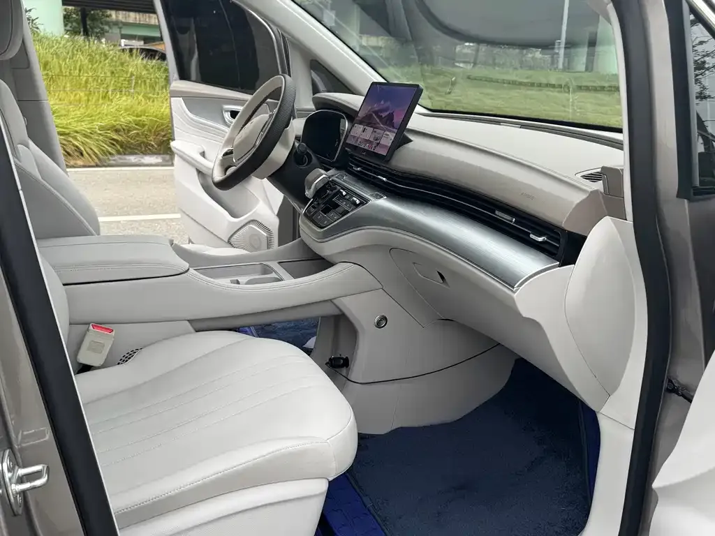 Roewe iMAX8 New Energy — фото 3