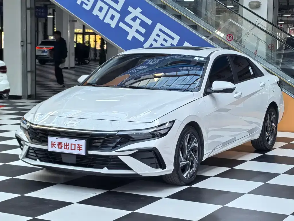 Hyundai Elantra — фото 1