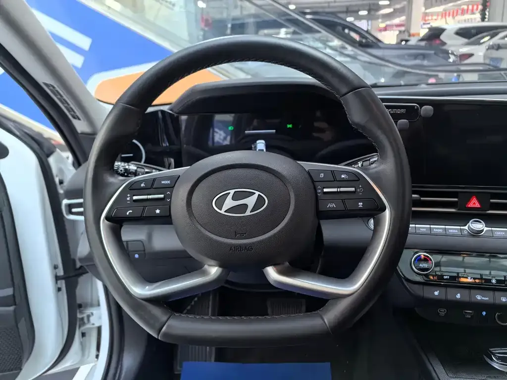 Hyundai Elantra — фото 5