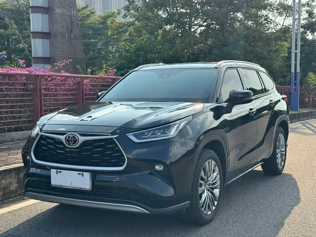 Toyota Highlander — фото 1