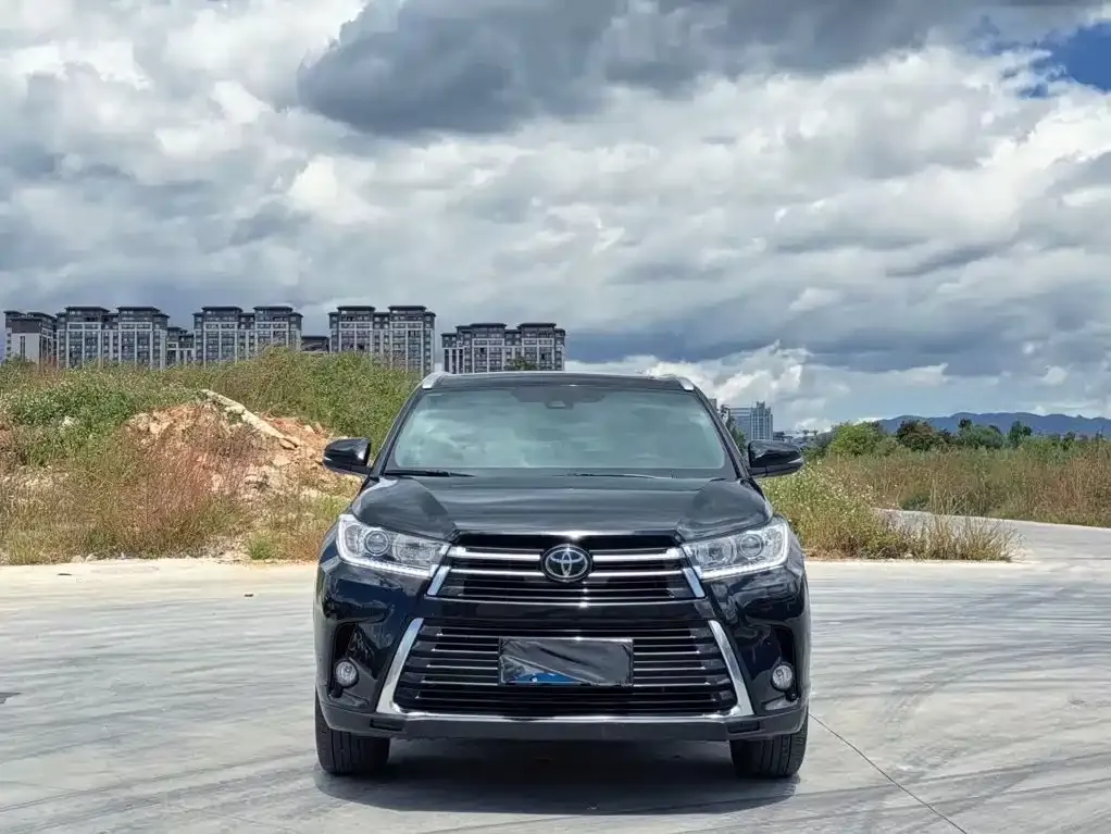 Toyota Highlander — фото 1