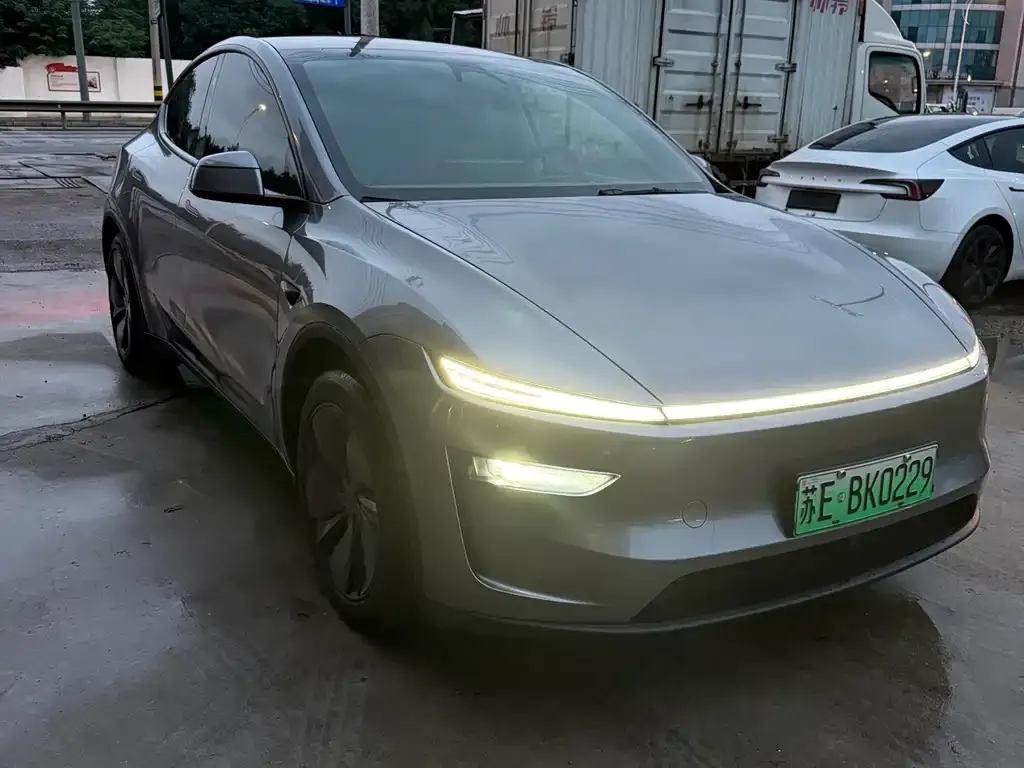 Tesla Model Y — фото 6
