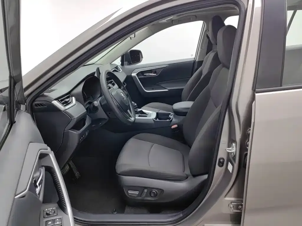 Toyota RAV4 — фото 10