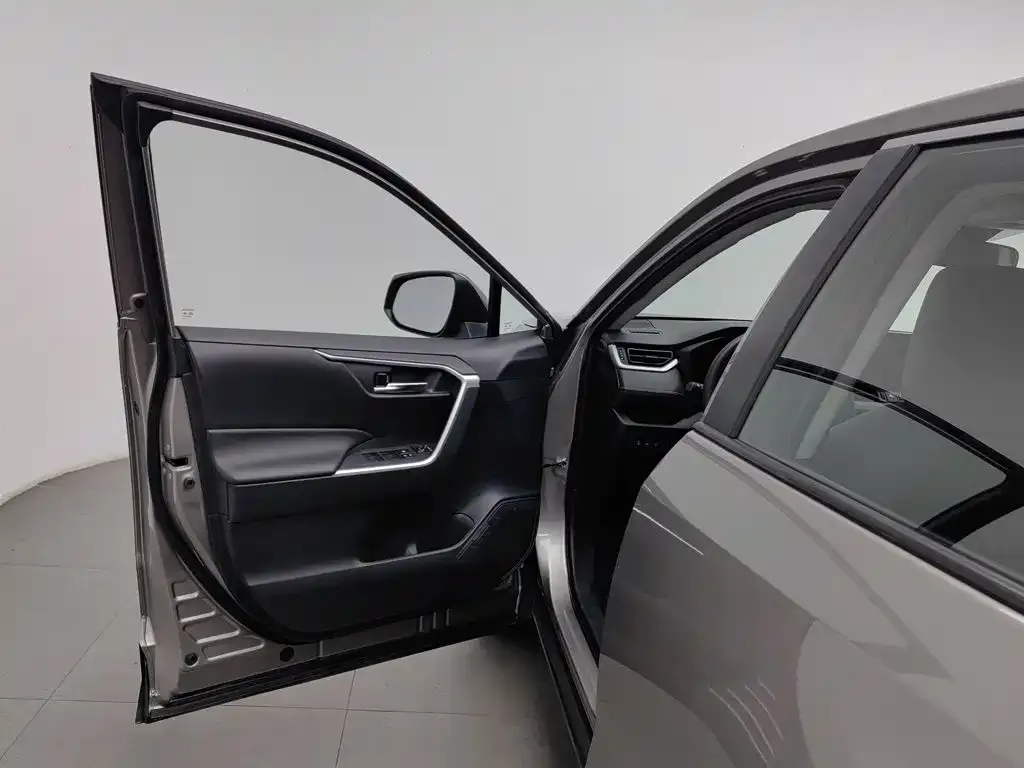Toyota RAV4 — фото 6