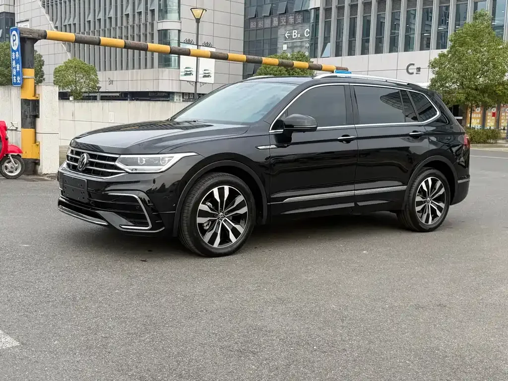 Volkswagen Tiguan L — фото 1