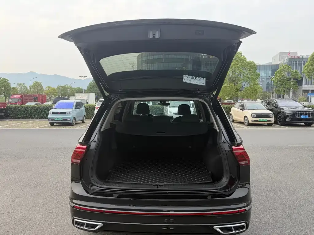 Volkswagen Tiguan L — фото 9