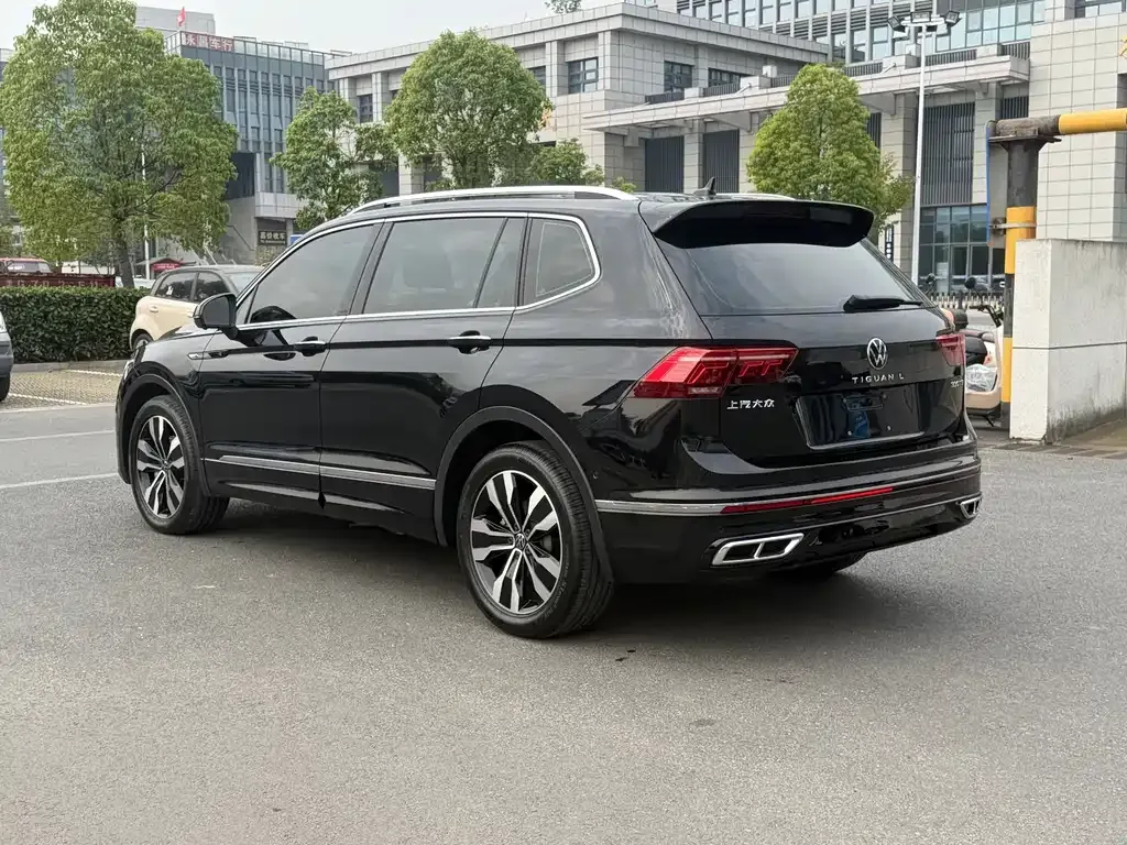 Volkswagen Tiguan L — фото 10