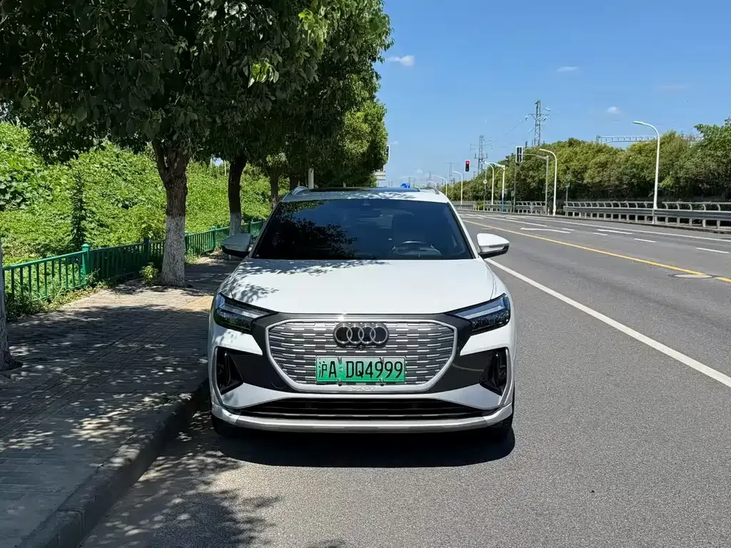Audi Q4 e-tron — фото 1