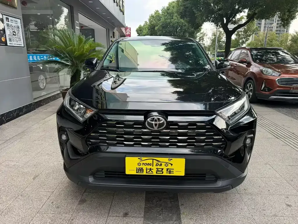 Toyota RAV4 — фото 1