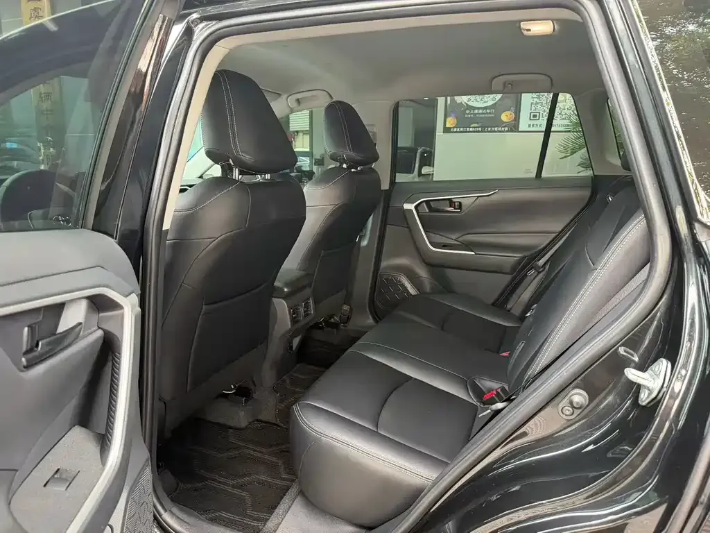 Toyota RAV4 — фото 5