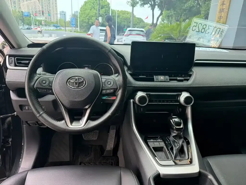 Toyota RAV4 — фото 8
