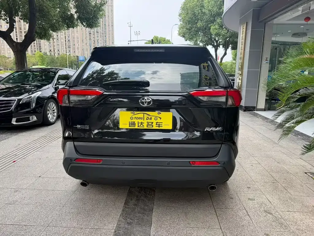 Toyota RAV4 — фото 7
