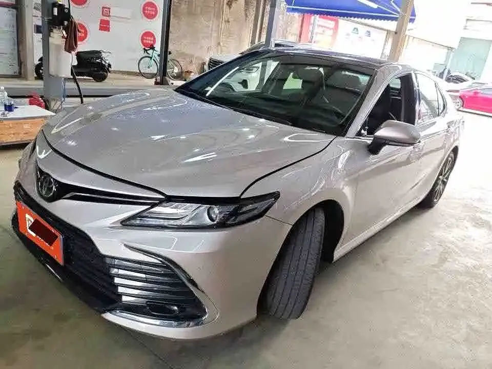 Toyota Camry — фото 1