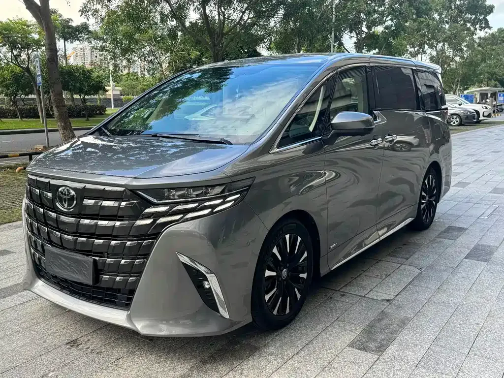 Toyota Alphard — фото 1