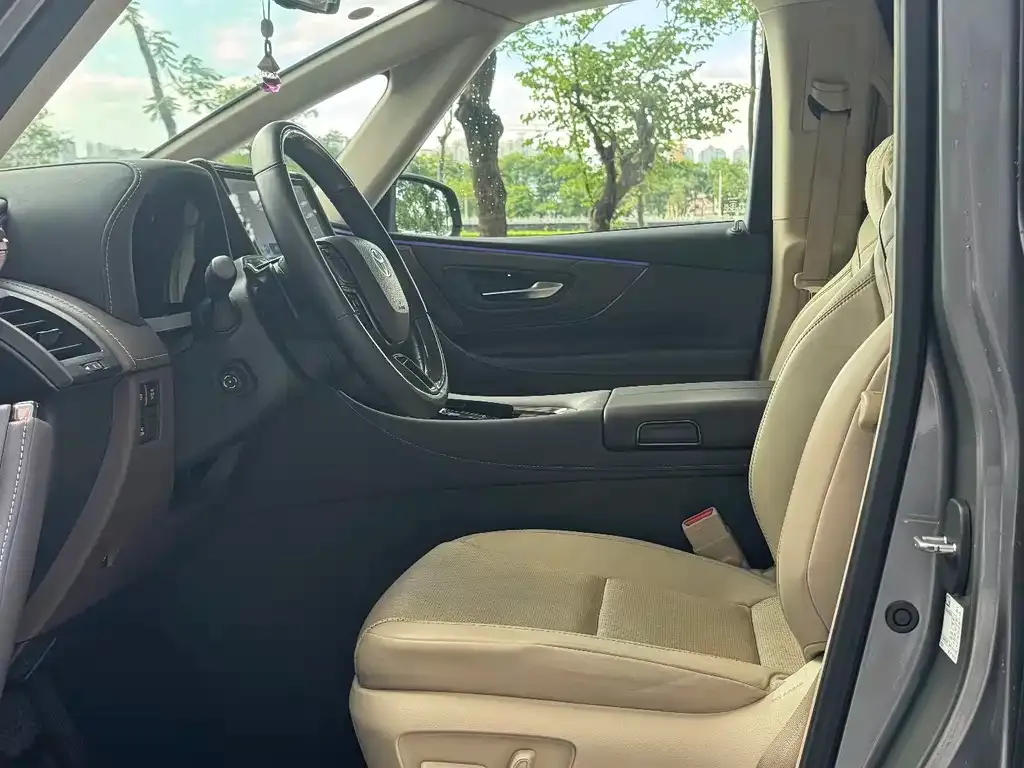 Toyota Alphard — фото 2